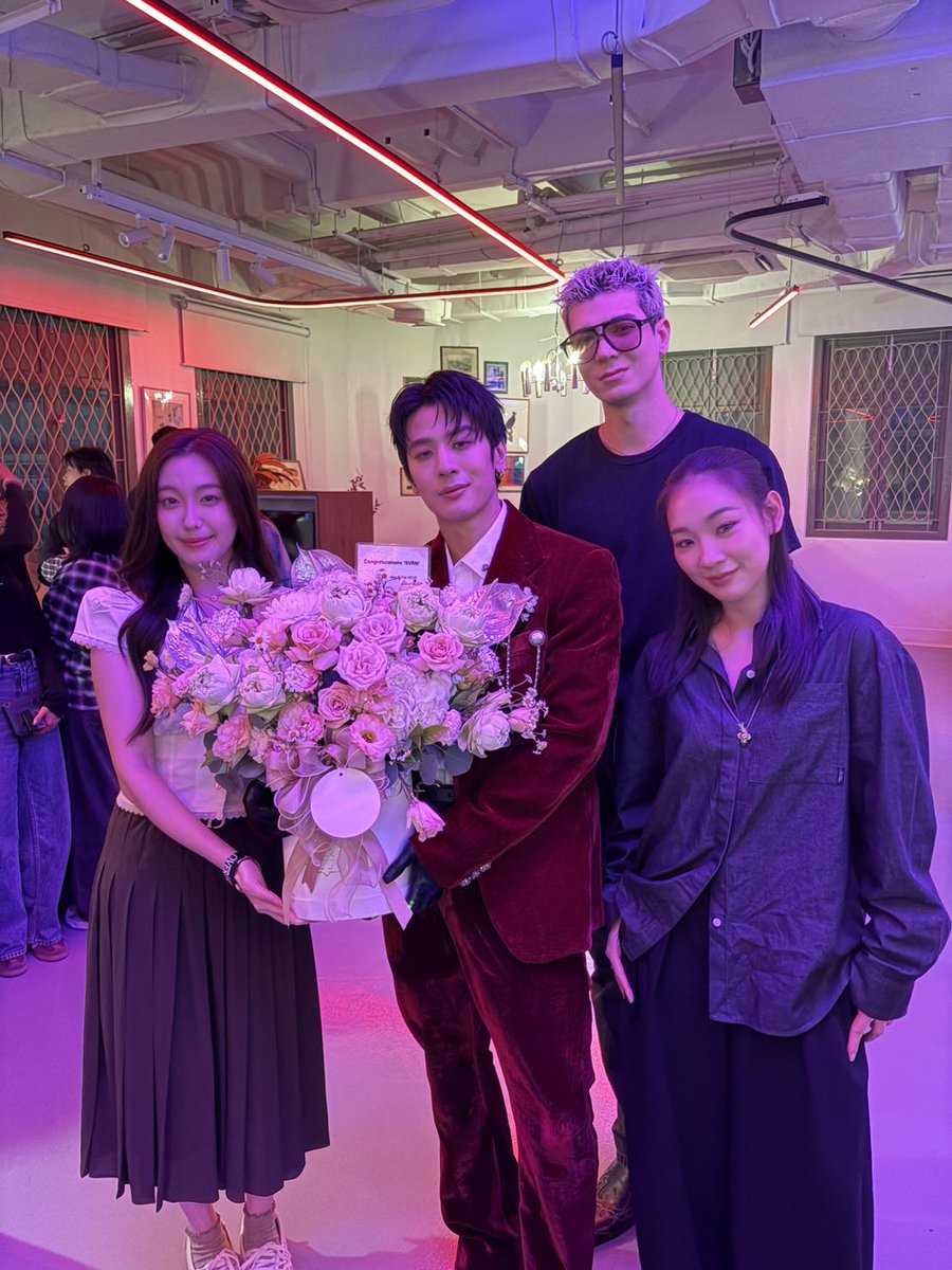 4eveOfficial's tweet photo. Fai &amp; Aheye 4EVE และ Erwin ATLAS ขอเป็นตัวแทนแสดงความยินดีกับ #SVRN ด้วยนะคะ 🔥😎

at ‘OVERHOPED : MV PREMIERE EVENT’ From A Word That Never Existed to A Feeling Everyone Knows

#OVERHOPEDTheMVPremiere 
#OVERHOPED
#Fai4EVE #Aheye4EVE #4EVE
#XOXOentertainment https://t.co/ld39bwILWs