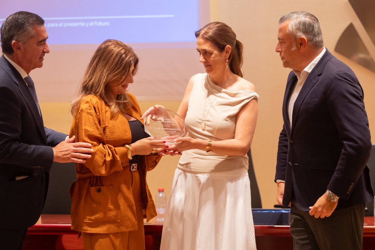 ForoRRHH's tweet photo. 🔴Encuentro Foro Recursos Humanos Málaga 2026

🏆 Distinción "@ForoRRHH Málaga 2026"
👩‍💼 María José Horcajadas, directora de Salud Laboral, Bienestar y Diversidad de @UnicajaBanco 

👏 ¡Enhorabuena!

#RRHH #ForoRRHHAndalucía #PersonasyEmpresas #Liderazgo https://t.co/548BtHAIl8