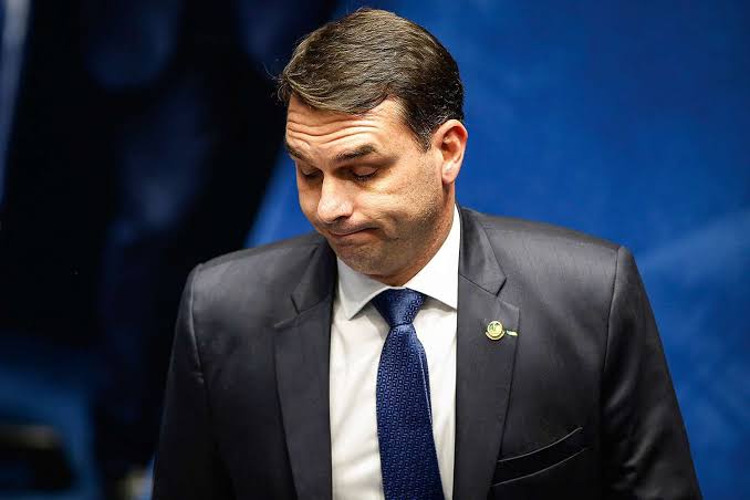 JFreiress_'s tweet photo. Nova pesquisa do Paraná Pesquisas no Rio de Janeiro mostra que o Lula cresceu e passou a superar o Flávio Bolsonaro: 41,6% a 38,6% no 1º turno e 44,7% a 44,4% no 2º turno. Até no berço do bolsonarismo o Lula tá ganhado. https://t.co/vfvVNnGjLd
