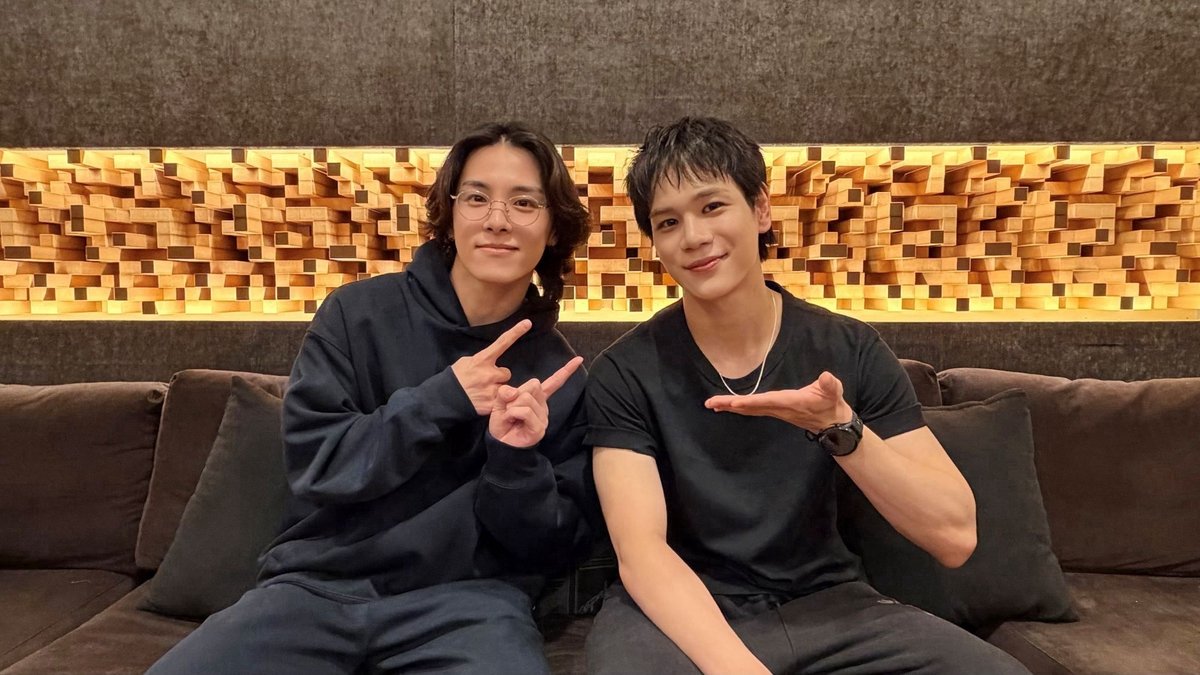 2216_tx's tweet photo. ⟡.· ┈┈
　オープニングテーマ「むらさきいろ」
　作詞・作曲T.K（#川西拓実/#JO1）.ᐟ.ᐟ
　　　　　　　　　　　　　　　┈┈ ·.⟡
T.Kが手掛けた、
美子（#かたせ梨乃）や紘（#豆原一成）の
気持ちとリンクした繊細な楽曲を
MÁME（#豆原一成）が歌唱✨

『#夫婦と16歳 〜狂気の隣人〜』
第2話 𝟳/𝟵(木)深夜𝟮𝟰:𝟯𝟬~🌹
⭐︎U-NEXTで見放題独占配信中!📱

☑川西さんがメッセージに込められた歌詞と
オープニング映像を是非TVerで🌟
https://t.co/lyRzoOWkro