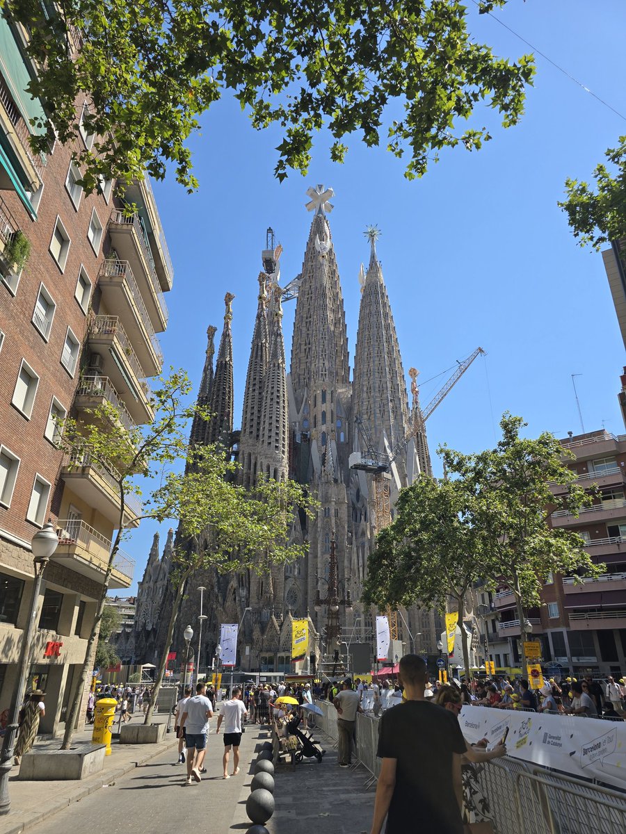 MayliceL's tweet photo. L’impressionnant cadre de la présentation des coureurs du @LeTour au pied de la Sagrada Familia @francetvsport @franceinfo https://t.co/1dcdnxi3Zv