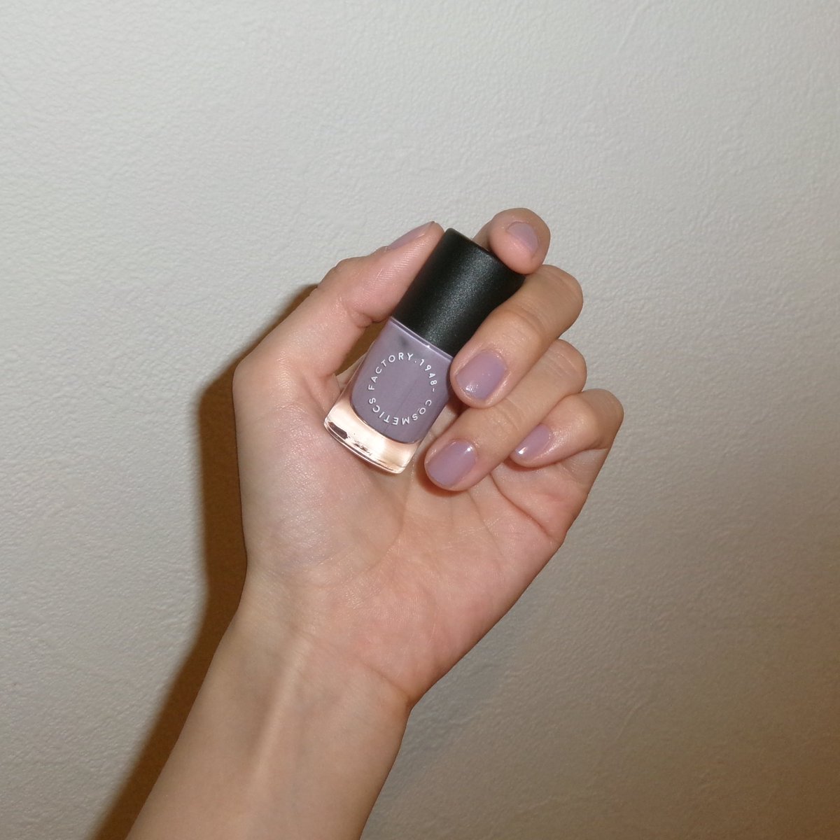 fuuka_nw's tweet photo. そんな中ギフトでいただいた1948 cosmetics factory さんのネイルカラーが本当に可愛くて。透き通るようなラベンダーがお気に入り。うるちゅる。
写真は2度塗りだけど、透け感のある一度塗りも可愛かっ��な https://t.co/w5WBggv926