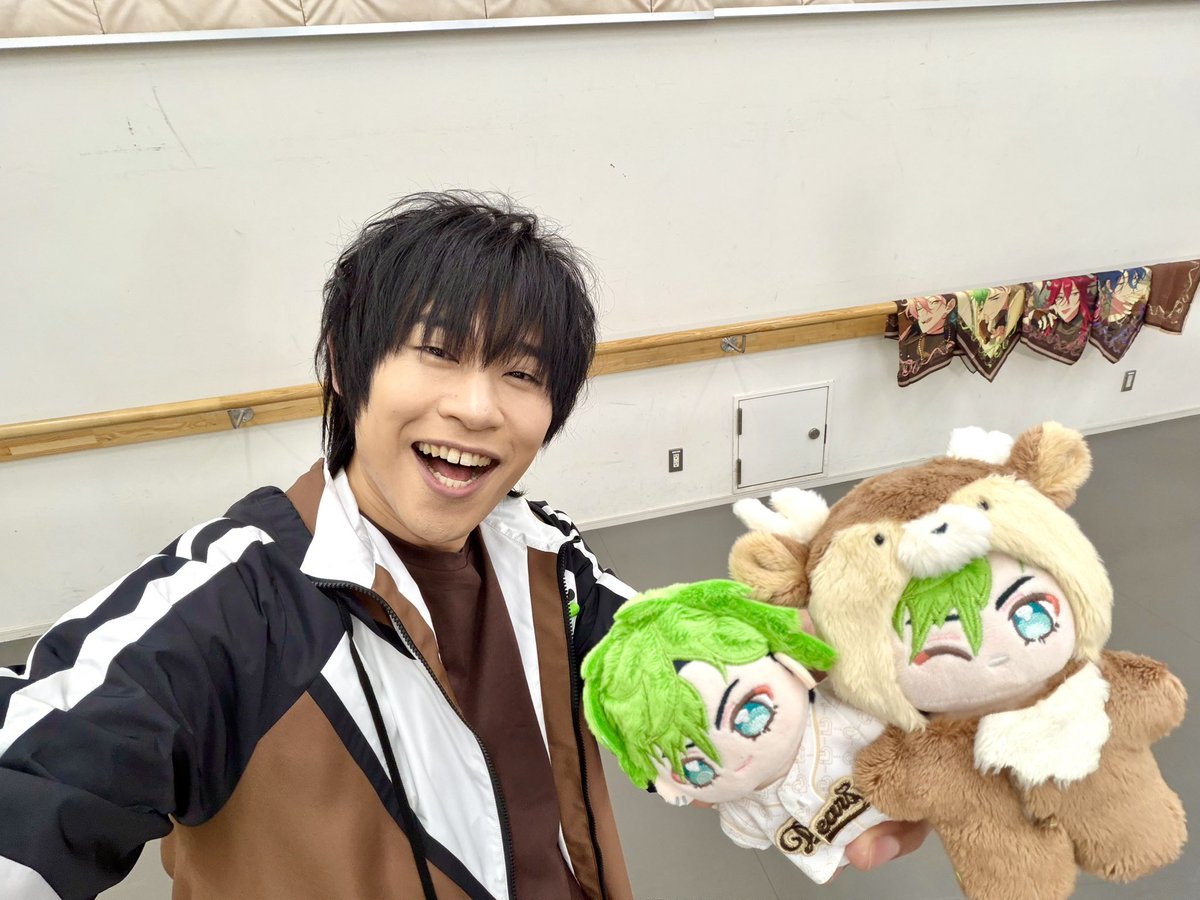 zurixzuri's tweet photo. 『MELLOW DEAR US』
1st JAPAN Tour
【NICE to meet YOU !!】
単独ライブ直前生配信‼️
ご視聴ありがとうございましたー‼️
✨🗾📺😊😏😉☺️🤎✈️✨

ライブリハを重ねて更に仲が深まったMELLOW DEAR US‼️
✨🍫😉😊😏☺️🤎✨

ナイチューお馴染みの「大人力検定」はまさかの展開に…‼️
✨🥺😅🤪🤯✨

最後はまさかのサプライズ‼️
本当に愛を感じました‼️
✨🍫😉🌱😊🎂😏👏☺️🤎✨

さぁいよいよ単独ライブ横浜BUNTAIまであと9日‼️
皆様お楽しみに‼️
MELLOW DEAR US魅せます‼️
✨🫵😉🫵😊🫵😏🫵☺️✨

#ナイチュー
#あんスタ
