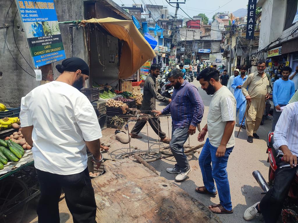 CouncilPoonch's tweet photo. Poonch Municipality removed roadside vendors near Degree College and SBI to clear encroachments causing traffic congestion. The drive restored smoother traffic flow, benefiting students, and residents.
@MoHUA_India 
@md_sbm 
@JKHUDD1
@PoonchDm 
@JammuUlb
@diprjk 
@DICPoonch https://t.co/p7Jzm9PGyP