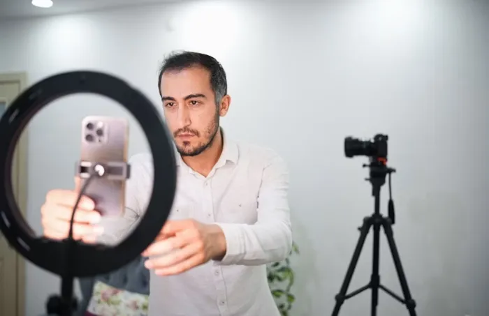 FundacionGabo's tweet photo. 📱✍️Las fronteras entre periodistas e influencers son cada vez más difusas.

En un ecosistema donde la visibilidad depende de las plataformas, surgen nuevas formas de narrar, construir audiencias y ejercer influencia informativa.

¿Dónde se cruzan el periodismo y la creación de contenido digital?

Explora esta reflexión aquí ➡️
https://t.co/nbAn4qKsU6