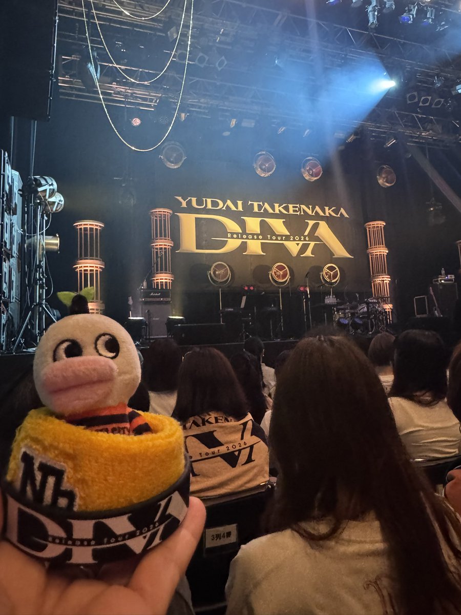 Ariorem1031's tweet photo. 今日、今までで1番うまかった。
今までで1番心にきた。
高音も、低音も。うますぎた。
こんな素敵な歌声を聴けるこの瞬間が一生続いてほしいって思いつづけたのに終わってしまった。
歌声聞いて涙でるって、なんてことだ。
こんな声を出し続けて大丈夫なのかな。
最近疲れがとれなくてしんどかったけど、ぶっとんだよね。
マサキくんが面白すぎて、久しぶりに心から笑えた。

雄大くんが歌ってる時、間奏中に時々、まさきくんの方をみたり、しゅんくんの方を見たりするけど、全然気づかないなぁって思ってたけど雄大くんがネギくんの方を見た時は、ネギくんがすぐ気づいて笑顔で答えてた。なんかすごい、あーやっぱり仲間やなって感じた。
なんしか、二月に中止になった時は悲しかったけど、今日この日が来てくれてよかった。
本当にDIVAがいた。
かっこよかったなぁ..

#DIVA
#竹中雄大