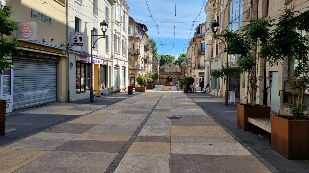 duralexsl's tweet photo. 🔴⚖️ Longwy (54) - Tout sourire pendant l'audience, son coup de couteau avait plongé sa victime entre la vie et la mort pendant plusieurs jours.

La victime n'a dû son salut qu'au port illégal d'une bombe lacrymo et d'une matraque télescopique.

« Je revenais d'une balade avec ma compagne et notre chien lorsqu'on est tombé sur 3 individus ».

« Massi B. se disputait avec un ami à lui. Ils se sont poussés et il m'est tombé dessus. Je ne pourrais pas dire si c'était fait exprès ou pas ».

Au centre-ville et en plein jour, une altercation s'ensuit, Massi B., 18 ans, sort un couteau et perfore le poumon droit du trentenaire, plaie de 10 cm.

L'homme prend la fuite avant d'être poursuivie par 2 individus du groupe. Dos au mur, il sort une matraque et une bombe lacrymo.

« C'était pour me protéger et vraisemblablement, c'était le bon choix ».

Les policiers interviennent et interpellent les individus.
À l'arrivée des secours, le trentenaire gît au sol, il a perdu 3 litres de sang.
Opéré en urgence, ablation de la rate, pronostic vital engagé pendant plusieurs jours, une semaine en soins intensifs.

Massi B. est déjà connu de la Justice pour avoir tiré au mortier sur un véhicule de police durant les émeutes de 2023.

Sa défense : « Je voulais le planter mais doucement. Je n'ai pas eu de chance. Je voulais juste le blesser. Je ne suis pas un fou ».

Peine : 4 ans de prison + 12 mois avec sursis.

Peine encourue : 7 ans de prison (pas d'intention homicide).

(Source : Le Républicain Lorrain - Photo : Xavier Jacquillard)