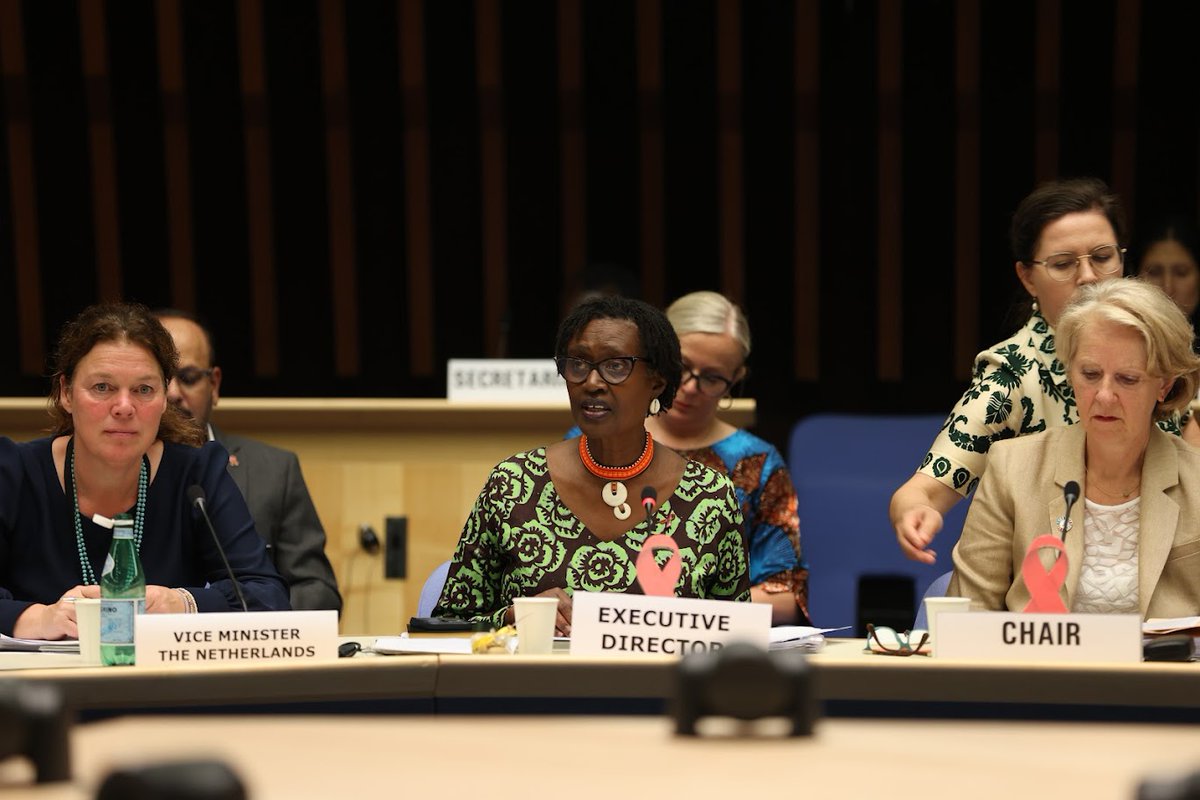 Winnie_Byanyima's tweet photo. Two threats are poised to reverse our gains: the collapse in development financing, and the rollback of human rights, gender equality & civic space.
New @UNAIDS data show serious signs of fragility: HIV testing has fallen, prevention programmes are being cut, and community services are under pressure at the very moment they are needed most.
#LetCommunitiesLead #UnitedToEndAIDS
🔗 https://t.co/4XaeTtwwil
