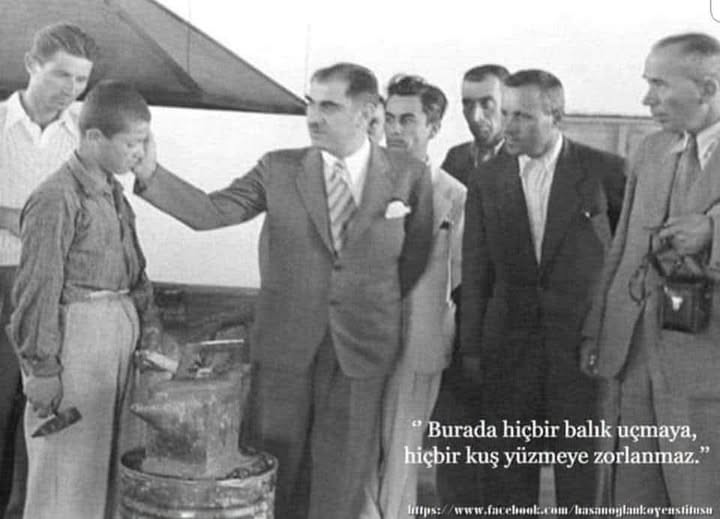 TOPRAK_2_'s tweet photo. Milli Eğitim Bakanlığı tarafından bayan müfettiş bir okulu teftiş etmek için görevlendirilir...
Müfettiş okula gitmek için yola koyulur, ancak yolda arabası hararet yapar ve aracı çalışmaz.
Oradan geçen bir çocuk araca doğru yanaşarak yardıma ihtiyacın��n olup olmadığını sorar.
Müfettiş: 
Araçlardan anlar mısın?
Çocuk: 
Babam tamircidir, ben de bazen ona yardım ederim.
Arabanın motoruna bir bakış attıktan sonra alet – edevat çantasını ister.
Çocuk birkaç dakika uğraştıktan sonra müfettişten arabayı çalıştırmasını rica eder.
Bu arada müfettiş bütün bu olanları dehşet içerisinde izliyordu.
Araç tekrardan hareket etmeye başladı.
Çocuğa teşekkür etti ve bu saatte neden okulda olmadığını sordu.
Çocuk: 
Bugün okulumuza müfettiş gelecekmiş ve öğretmenin dediğine göre benim sınıfın en tembel öğrencisi olmamdan dolayı evde kalmam gerekiyormuş.
Fikir: 
Yetenekler böyle bitirilir. Zeka ve üreticilik sadece dersi anlamak ile alakalı bir şey değildir.
Her şahsı; yeteneklerini ortaya çıkarabilmek için uygun ortama koymak gerekir.
Köy enstitülerinde her çocuk ilgi alanı ve yeteneğine göre değerlendirilip, ona göre eğitiliyordu.
Bütün öğrencilere standart dersler verilmiyordu.
Köy enstitülerinin duvarında ise şöyle yazıyordu:
‘’ Burada hiçbir balık uçmaya, hiçbir kuş yüzmeye zorlanmaz.’’
Fotoğraf: Köy Enstitüleri Kurucu Milli Eğitim Bakanı Hasan Ali Yücel ve Kurucu İlköğretim Genel Müdürü İsmail Hakkı Tonguç Ankara Hasanoğlan Köy Enstitüsü'nde...
Akif Tanrıkulu