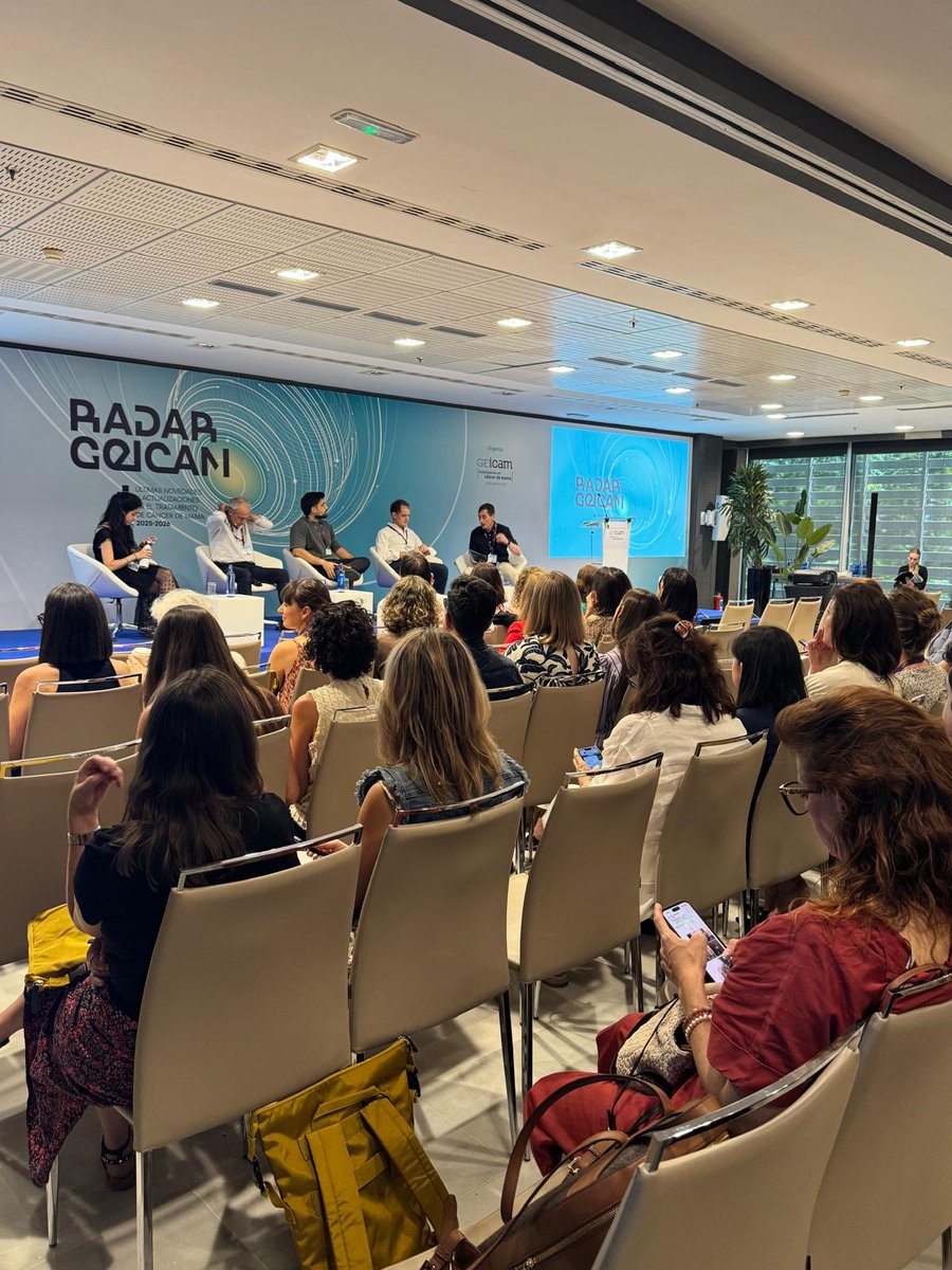 GEICAM's tweet photo. 🗣️ Ahora toca debatir.

🧐 ¿De qué manera podemos seguir optimizando el abordaje de la enfermedad precoz?

Tras analizar el papel del diagnóstico por imagen, la cirugía, la radioterapia y la oncología médica, es momento de poner en común los principales retos y oportunidades del abordaje multidisciplinar.

🟣 Las distintas especialidades dialogan y evolucionan las decisiones clínicas.