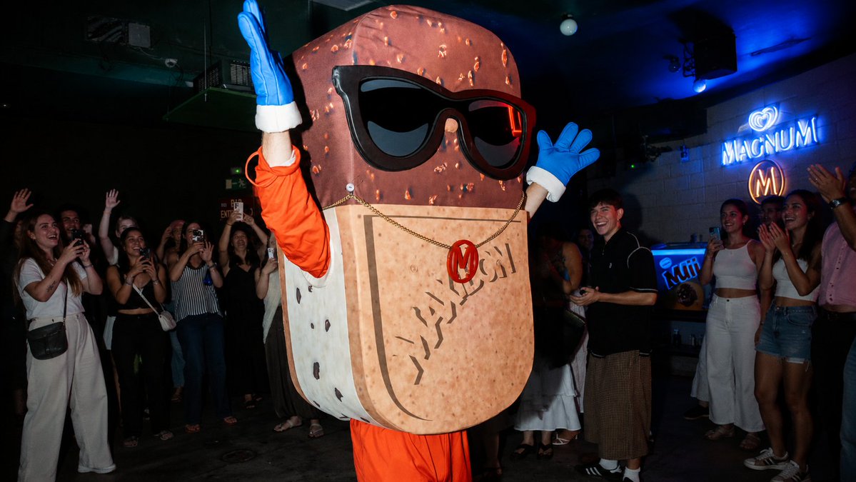 PuroMarketing's tweet photo. Maxibon celebra una gala en Madrid para premiar la autenticidad y la destreza narrativa en Instagram y TikTok. Alejándose de las métricas superficiales y el simple volumen de seguidores, el certamen ha puesto el foco en el valor real de las historias cotidianas. https://t.co/51OKwjhSyO
