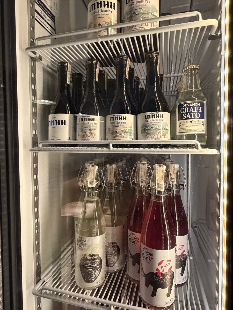 somethingnoisy's tweet photo. วันก่อนได้ไปลองบาร์ ‘สาโท’ เปิดใหม่ ‘enough for today’ ที่ร้านจะเอาสาโทมาเป็นเบสของค็อกเทล รสชาติดีมาก! ดื่มแบบเพียวก็อร่อยนะ ตอนแรกคิดภาพไม่ออกเลย แต่พอได้ลองแล้วเปิดหูเปิดตาสุด ไม่เคยรู้เลยว่าสาโทไทยไปไกลขนาดนี้แล้ว ลบภาพจำเดิมๆ ไปเลย @aroii 

📍ซ.วิภาวดี 16/10
🚗 มีที่จอดรถ https://t.co/vnAzk07Hc4