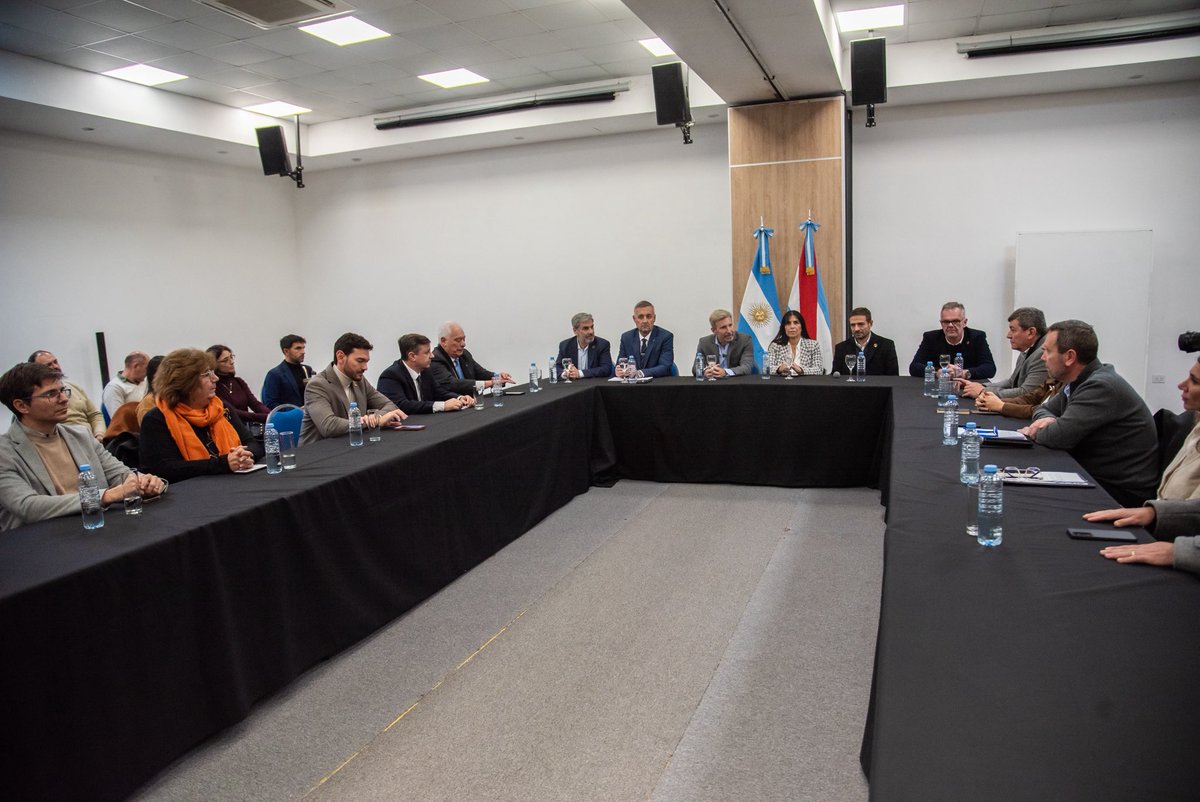 GobiernoER's tweet photo. ACOMPAÑAR A TIEMPO PUEDE MARCAR LA DIFERENCIA 

Queremos cuidar más, acompañar mejor y estar más cerca de quienes están pasando momentos difíciles. Por eso, hoy pusimos en marcha la Comisión Provincial Interministerial de Salud Mental y Consumos Problemáticos, un espacio para articular el trabajo entre distintas áreas del Estado y acompañar de manera más integral a las familias entrerrianas.