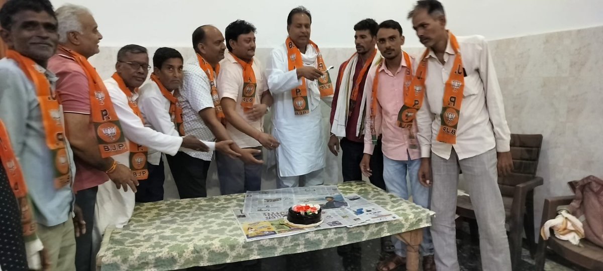 PoswalMania's tweet photo. आज भाजपा के मण्डल कार्यालय मनिया पर भारतीय जनता पार्टी के प्रदेश अध्यक्ष मदन राठौर जी का जन्मदिन मनाया गया भाजपा कार्यकर्ताओं ने एक दूसरे को केक खिलाकर इस मौके पर भाजपा मंडल अध्यक्ष रामावतार त्यागी  केदार सिंह पोसवाल जयप्रकाश बंसल 
 अशोक बंसल  अशोक पोसवाल 
@madanrrathore https://t.co/rwra0nIIye
