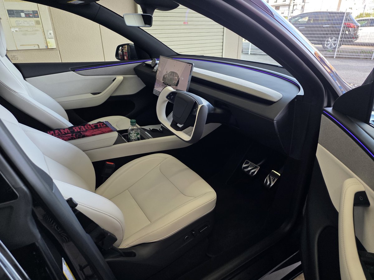 jijiitlify's tweet photo. 今日はカスタム中のModel YをTBRさんへ引き取りに🚗

パワードアハンドル、パワーフランク、そしてヨークハンドルまで装着！

結局、自身で購入していたよヨークハンドルは使用しませんでした🙃
TBRさんのヨークハンドルが良さそうだったのと、今後のことも考えてお願いしちゃいました😆

引き取り��も操作説明が丁寧で、充電満タン、洗車も車内もピカピカ。
しかも金額も思ってたより安い…！😋
待ち時間にはドリンクまでいただいて、二人ですすりながら感動してました。笑

ただ、乗り込む時に時計をドアに当ててしまって少し傷が…悲惨😭
と思っていたら、タッチアップまでしてくれました。本当にすみません…！

フランクは閉めるときにいまいち場所がつかめなくてボンネットが凹む場合もあるらしいです。
電動にしてよかった😁手で触れないのでべたべた汚れもつかないし。

ほかにも豆知識なども聞かせてくれたり
めちゃくちゃ親切なショップさんでよかったです。

パワードアハンドル、かっちょいい！！
とりあえず青の光😁にした

#Tesla
#テスラ
#ModelY
#パワーフランク
#ヨークハンドル
#テスラカスタム