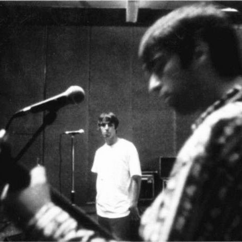 DlRTYSHlRT's tweet photo. liam spending rehearsal watching and admiring noel play 🙁 https://t.co/TkYxwMGIAk