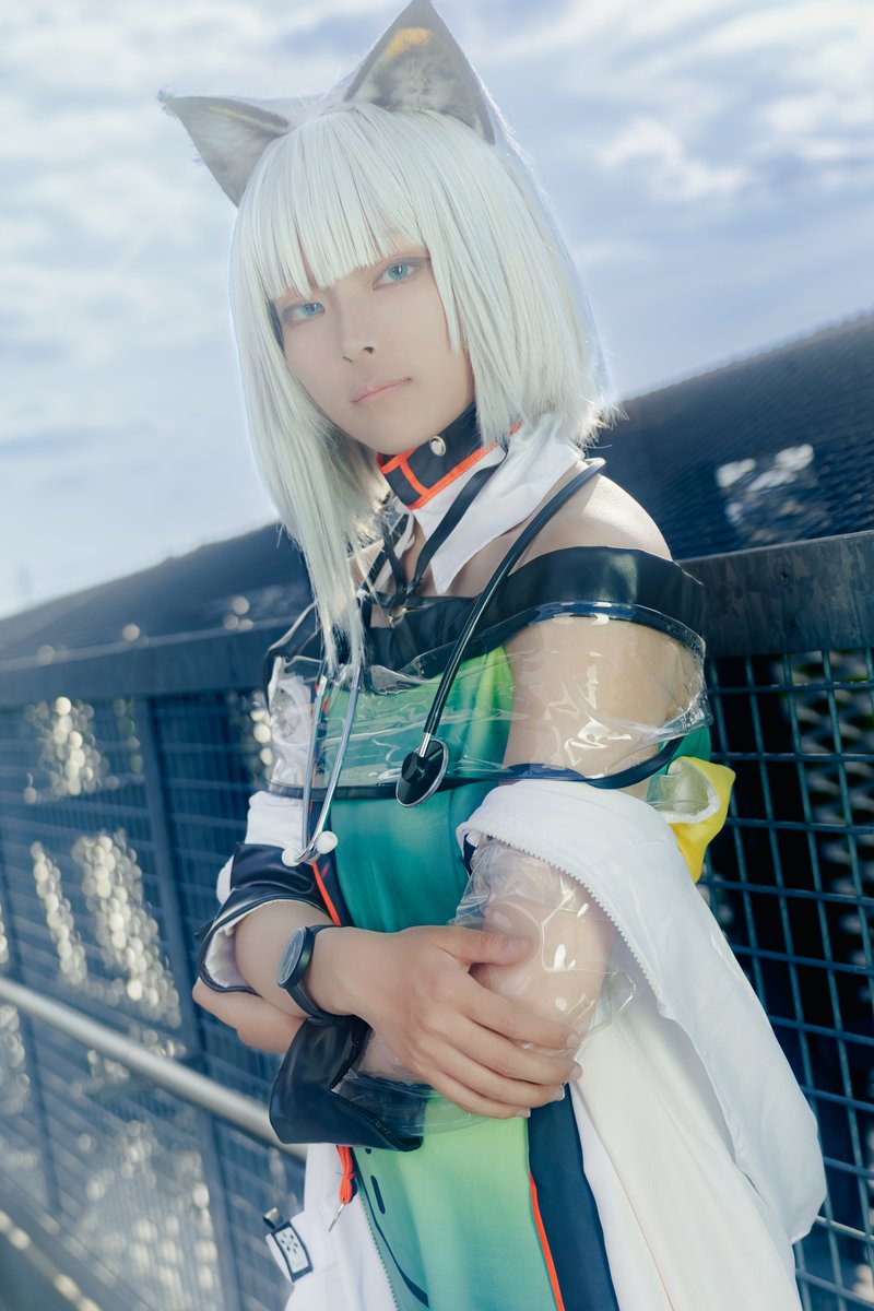 YokoPhotograph's tweet photo. アークナイツ / ケルシー  Kal'tsit

Model：酔さん（@sui_cos_yoi）

どこか退廃的な空気感をまとったケルシーの雰囲気を感じながら、遠近感を意識しつつ撮影させていただきました
強い逆光の自然光にストロボを組み合わせて、退廃的な印象になるよう強めにライティング。ごく僅かですが、影に薄い緑色をライティングしてます
撮影ありがとうございました📸

#Arknights #アコスタところざわ
