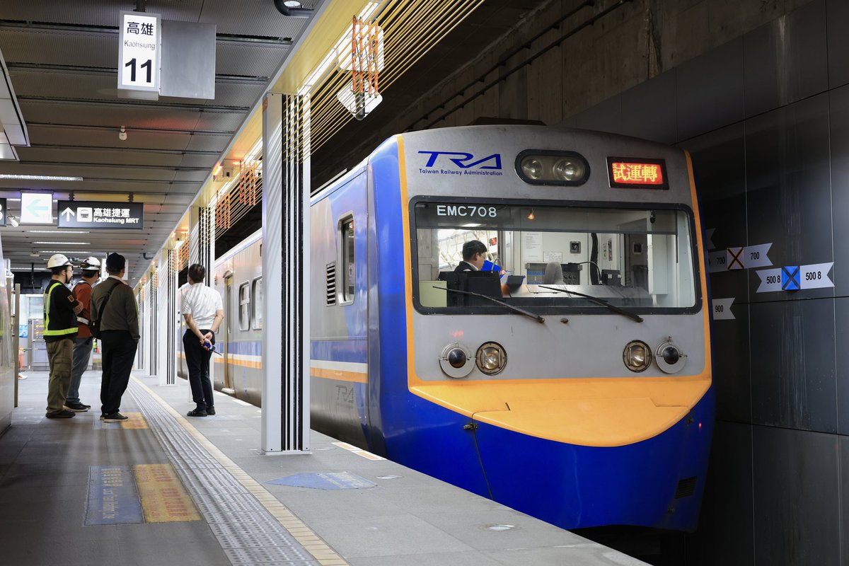 yokotaka_3659's tweet photo. 台鐵初導入となる昇降式ホームドア設置の高雄駅で、供用開始を前に各形式の車両を使い、入線確認の試運転が最近行われています。車種によって長さも異なるので停止位置目標が沢山あります。

2026/7/2_8796次
高雄2B ホームドア入線確認試運転
EP707-708 https://t.co/VD3ElxdetJ