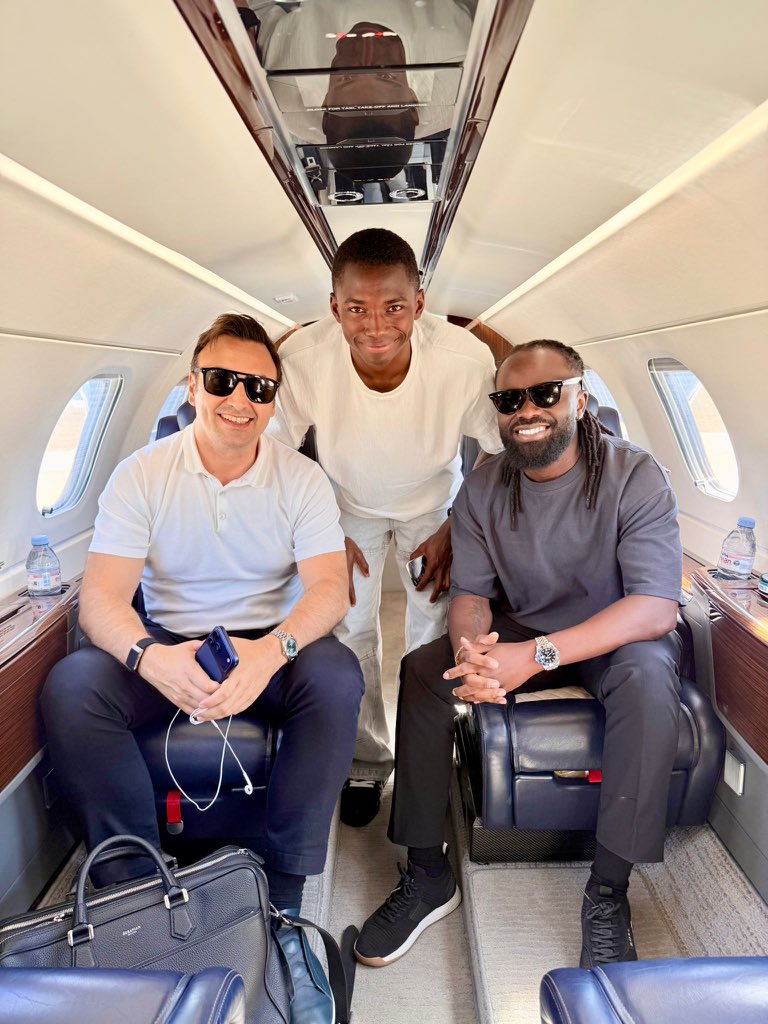 mlktraore's tweet photo. Bazoumana Touré en route pour sa visite médicale. Avec un transfert estimé à 50 millions d’euros, il va devenir le deuxième joueur Ivoirien le plus cher de l’histoire derrière les 80 millions déboursés pour Nicolas Pepe en 2019 pour son transfert à Arsenal 🇨🇮👊🏿 https://t.co/ocVJ02KXkp