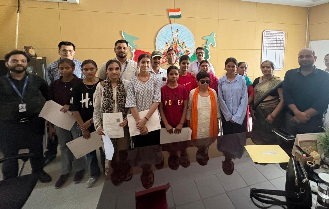 Dir_Education's tweet photo. 21 students from #DelhiGovtschools have secured jobs at HCL Tech through the transformative HCL TechBee "Earn while you Learn" program while pursuing higher education.

Offer letters presented by Ms. Pranjal Patil, IAS.Bridging education &amp; industry, building future ready careers! https://t.co/aahE6GnBoO