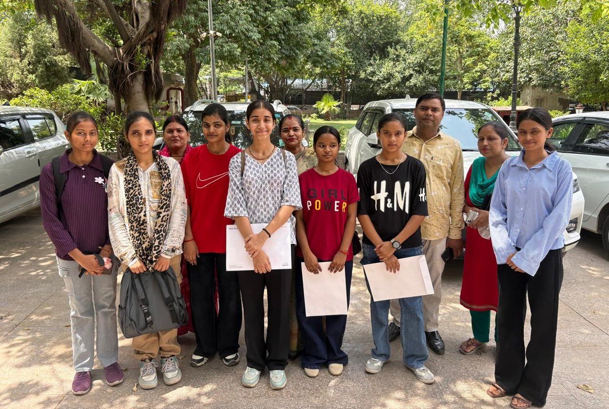 Dir_Education's tweet photo. 21 students from #DelhiGovtschools have secured jobs at HCL Tech through the transformative HCL TechBee "Earn while you Learn" program while pursuing higher education.

Offer letters presented by Ms. Pranjal Patil, IAS.Bridging education &amp; industry, building future ready careers! https://t.co/aahE6GnBoO