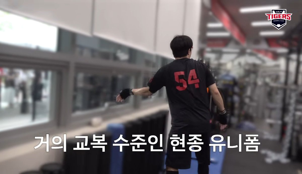 pitcherhyeon51's tweet photo. 근데 이거 양현종한테 너무 일방적으로 유리한 게임 아님?
아무리 해영이 영탁이 마킹이 많다고 해도 이 분은 그냥 무작위로 갸빠뽑아서 물어봐도 양현종유니폼있다고 할거잖아요 https://t.co/YvQ8tXvoO8