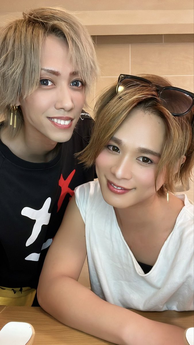 kazu22yasuda's tweet photo. リアルピースって
5人組のグループらしいよ？

5人組と言えばリアルピースでしょ？ https://t.co/1p8QC3g3FZ