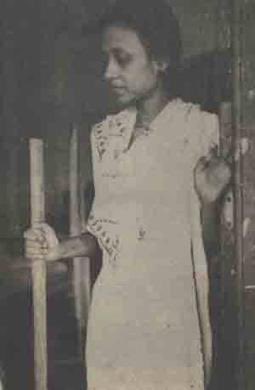 tathagata2's tweet photo. ডিম নিয়ে এখন খুব চর্চা হচ্ছে। কিন্তু ডিম জিনিসটার রাজনৈতিক ইতিহাস অনেকেই জানেন না।

১৯৫০ সালে প্রাক্তন পূর্ব পাকিস্তানের রাজশাহী জেলায় ( বর্তমান চাপাই-নবাবগঞ্জ) নাচোল থানা এলাকায় ইলা মিত্র নামক এক কম্যুনিস্ট নেত্রী তেভাগা আন্দোলন সংগঠিত করছিলেন। পুলিশ তাকে ধরে থানায় নিয়ে আসে এবং নগ্ন করে ফুটন্ত জল থেকে ডিম বের করে তার যোনিপথে ঢুকিয়ে দেয় । অবর্ণনীয় যন্ত্রনায় তিনি পাগলপ্রায় হয়ে অজ্ঞান হয়ে যান। তারপর তাকে জেলে ঢুকিয়ে দেওয়া হয়। তারপর ডাঃ বিধানচন্দ্র রায় পূর্ব পাকিস্তান সরকারের সঙ্গে দরবার করে তাকে কলকাতা নিয়ে আসেন।

তারপর? তারপর সাচ্চা কম্যুনিস্টের মত তিনি পুরো ঘটনাটা চেপে যান, লুকিয়ে ফেলেন। কারণ কম্যুনিস্টের চোখে মুসলমান কোন অন্যায় করতে পারে না। গোখাদক বিকাশ উকিল দ্রষ্টব্য।

এই যে ইলা মিত্রের ছবি।বয়স তখন ত্রিশের কাছাকাছি হবে। বৃদ্ধার মত লাঠি নিয়ে ঠুকঠুক করে হাঁটছেন।