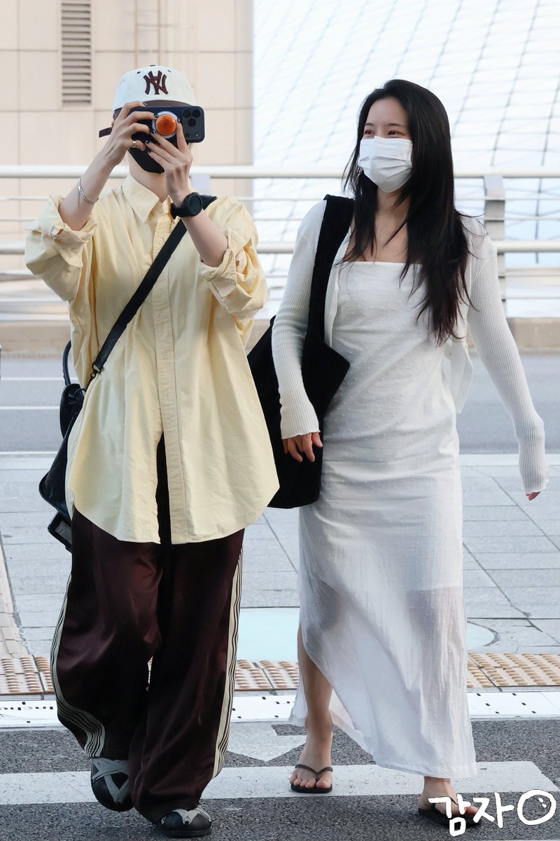 gamja619's tweet photo. 260702 Mamamoo Solar+Moonbyul ICN Departure

우리가 왜 뵤리 셋로그에 등장..?ㅋㅋㅋㅋ

#마마무 #솔라 #문별 #mamamoo #solar #moonbyul https://t.co/X7HCGDX5fo