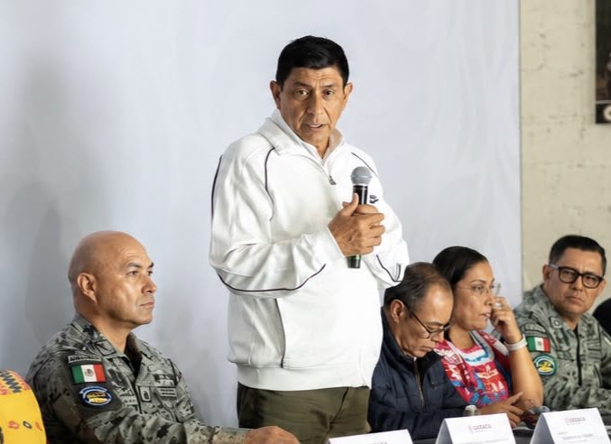 salomonj's tweet photo. Arrancamos nuestra jornada desde #Teotitlán de Flores Magón, donde encabezamos la Mesa de Seguridad Regional para sumar esfuerzos y reforzar las estrategias que fortalezcan la paz y la tranquilidad de las familias de la zona. 🙌🏽 https://t.co/geJ8bIYBvT