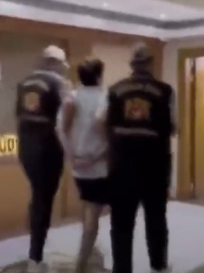 bulentmumay's tweet photo. - Soldaki, IŞİD operasyonunda yakalandı. Elleri cebinde kelepçesiz Emniyet’e götürüldü. 
- Sağdaki, stand-up gösterisi yaptı. Hakkındaki kararı duyunca ülkeye döndü, ters kelepçe takıldı.