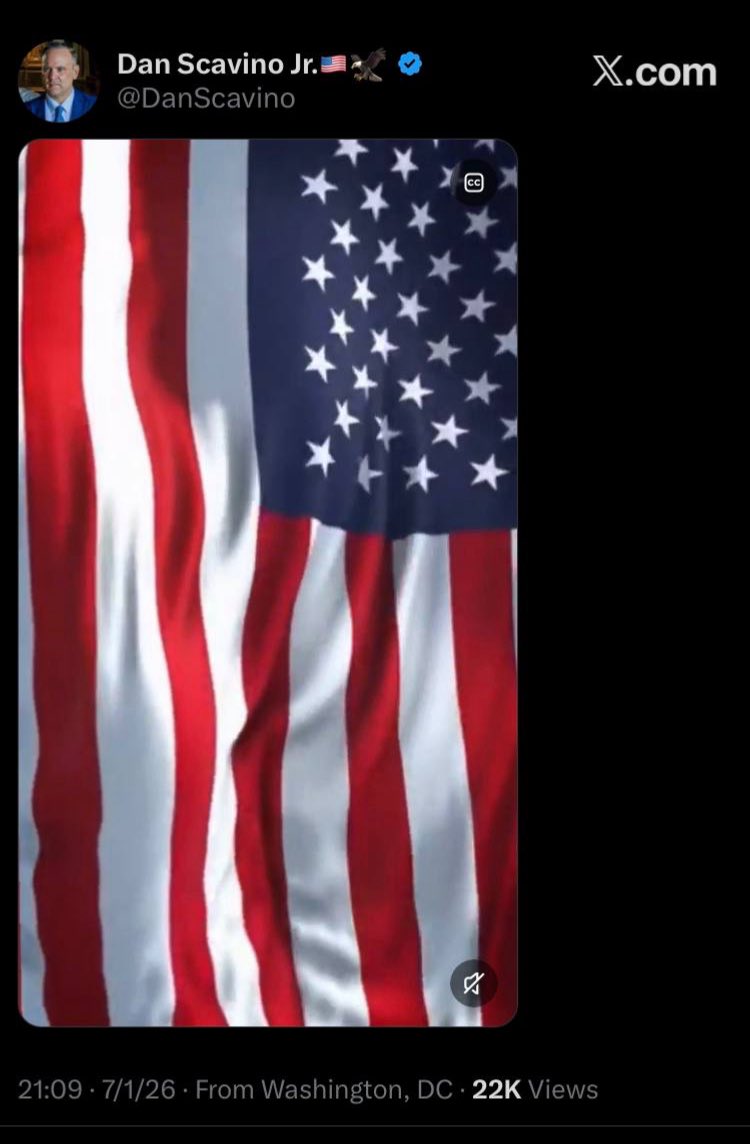 BrandoIncognito's tweet photo. SCAVINO POSTS THE US FLAG VERTICALLY. 

VERTICAL STRIPES = PEACE ✌🏻 FLAG https://t.co/Qe74fOzQ4M