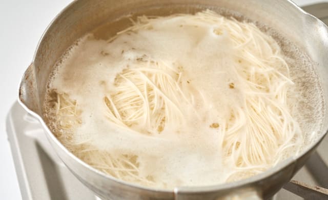 nichirei_foods's tweet photo. 「そうめん」は「まとめてゆでて冷凍」が楽ちん🎐

1️⃣そうめんを表示時間より20〜30秒短めにゆでる
2️⃣ザルにあげて流水で洗い、しっかり水気をきる
3️⃣1食分ずつ冷凍用保存袋に入れて冷凍

熱湯でほぐせばすぐ食べられます。ゆでる必要なし🥰

「やってみよう」と思ったら「🎐」(風鈴)でリプしてくださいね！