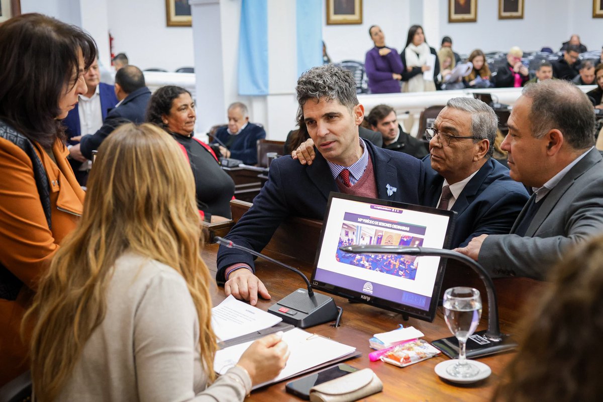 TeresitaMadera's tweet photo. En una nueva sesión de la Cámara de Diputadas y Diputados se aprobaron proyectos de ley importantes para el desarrollo de nuestra provincia. Entre ellos, la derogación de la Ley N.° 9.654, una medida que permitirá recuperar inmuebles del Parque Industrial para ponerlos nuevamente al servicio de la producción, impulsar nuevas inversiones y generar más oportunidades de trabajo. 

También se avanzó en iniciativas para fortalecer la protección de las y los consumidores y en la incorporación del Museo ARA General Belgrano a los circuitos turísticos de La Rioja.

Además, celebramos que nuestra provincia haya sido reconocida por su alto nivel de cumplimiento de la Ley de Responsabilidad Fiscal, un logro que refleja el compromiso con una gestión transparente y responsable.