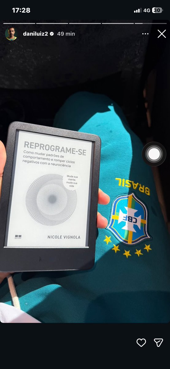gyodrs's tweet photo. Mentira que ele tem kindle https://t.co/KHlJsBPbPW
