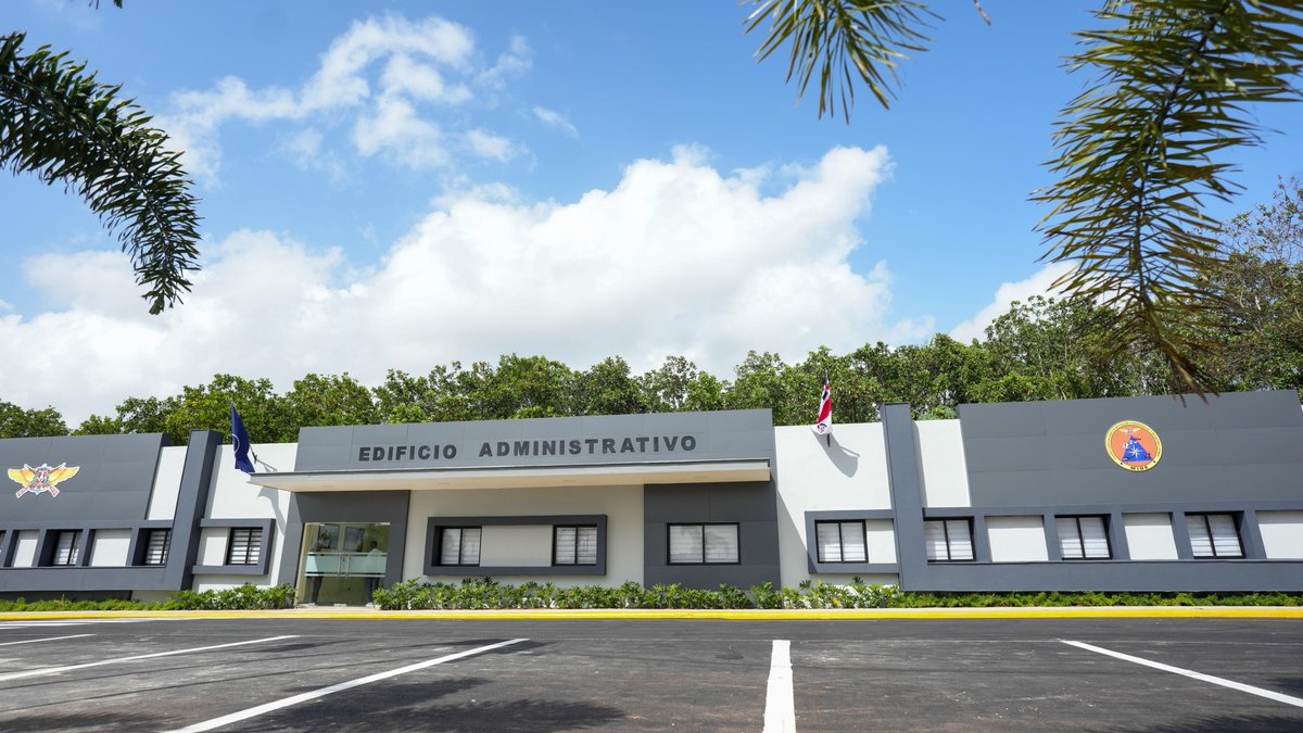 scarletbenzan's tweet photo. 1/3
El presidente @luisabinader inauguró la moderna sede del CEMED, un paso decisivo para fortalecer la capacidad del Estado de prevenir, coordinar y responder con rapidez ante emergencias y desastres. 🇩🇴 https://t.co/wp0RQ77HXY