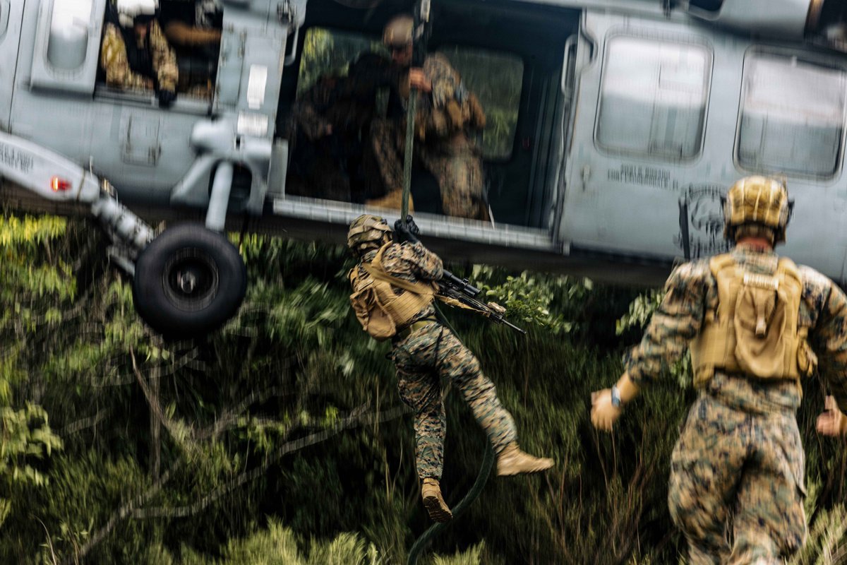 PacificMarines's tweet photo. #PacificMarines this week #fastroped and fired 

- @1stMEF - @11thmeu - #Marksmanship training in the Indian Ocean, June 26, 2026.
- @IIIMEF - @3d_Marine_Div - #fastrope during #FujiViper26.3 at Camp Fuji, #Japan, June 22, 2026.

📸: LCpl. Luke Rodriguez,LCpl. Oscar Ocampo |@USMC https://t.co/AipCWBS3md
