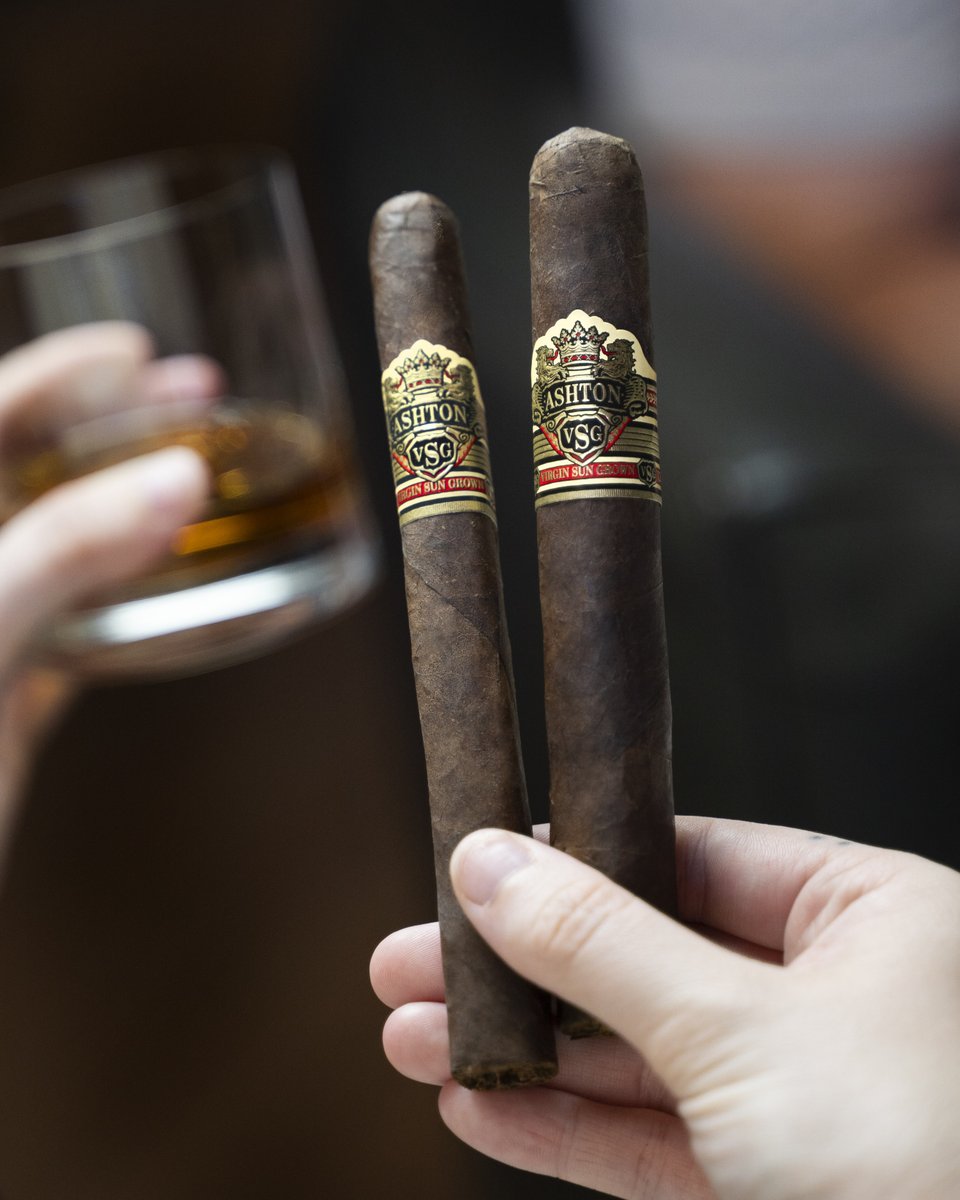 Ashtoncigar's tweet photo. Conversing over lounge tables, VSGs, and fine spirits 🤌🏻🥃 https://t.co/ongghjwjHu