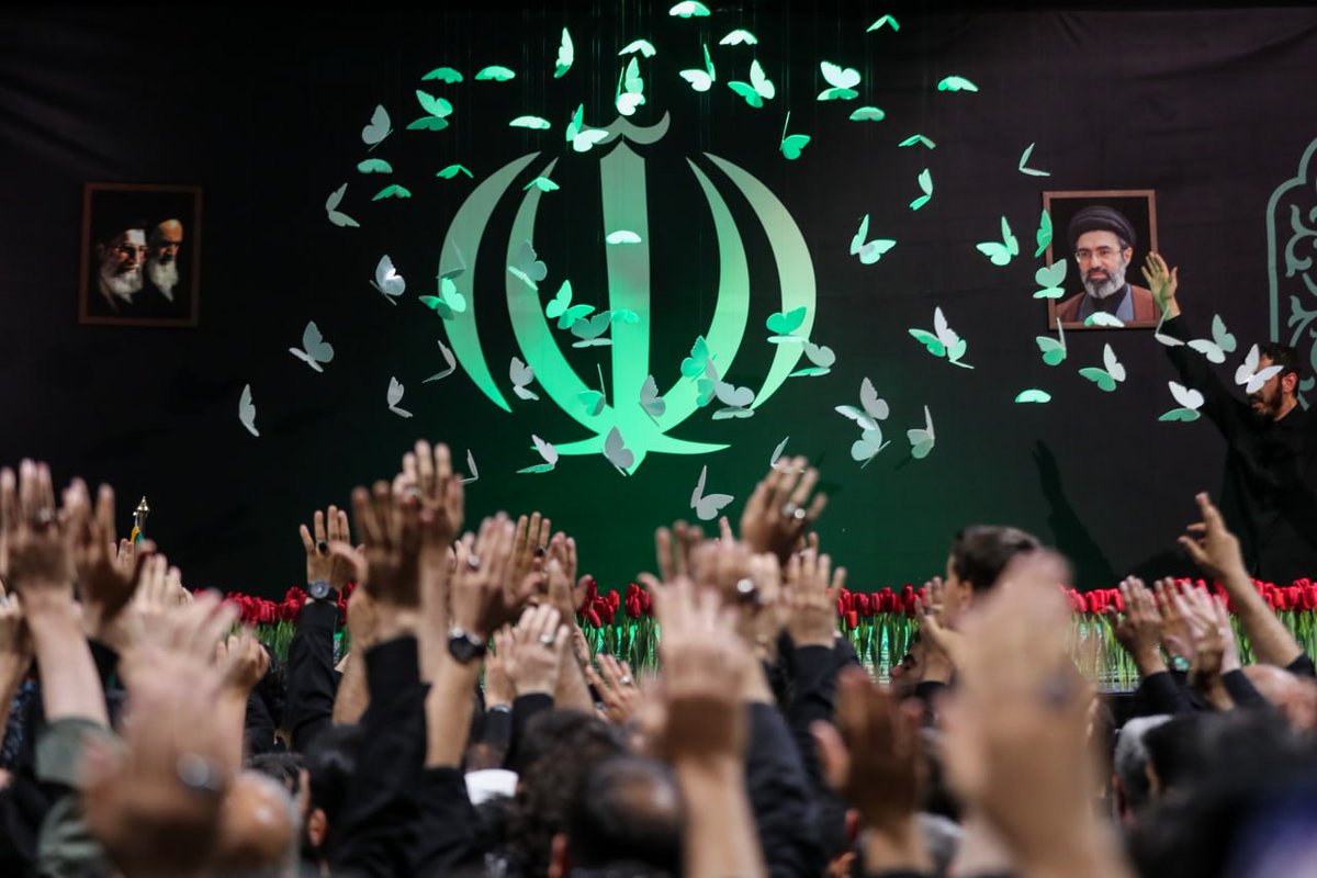 FarsNews_Agency's tweet photo. 📷 مراسم وداع با پیکر قائد شهید انقلاب در جوار حسینیۀ امام خمینی(ره) https://t.co/Mnlu5PTyIy