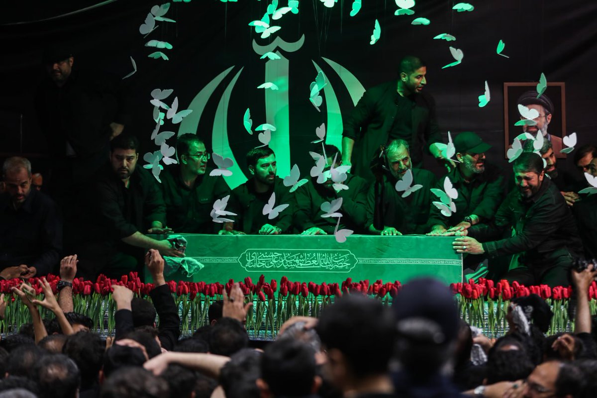 FarsNews_Agency's tweet photo. 📷 مراسم وداع با پیکر قائد شهید انقلاب در جوار حسینیۀ امام خمینی(ره) https://t.co/Mnlu5PTyIy