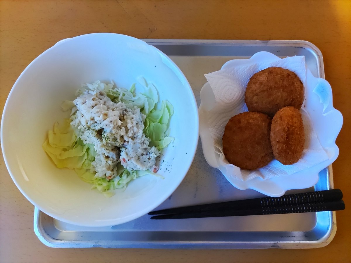 thechikoboll's tweet photo. 7月3日あさごはん
・サーモンメンチ
・ジャーマンポテサラ＋キャベツ

業務スーパーでジャーマンポテサラってのがありました。

#おうちごはん
#業スー #ポテトサラダ
#独り暮らし https://t.co/Cw67g9EL4I