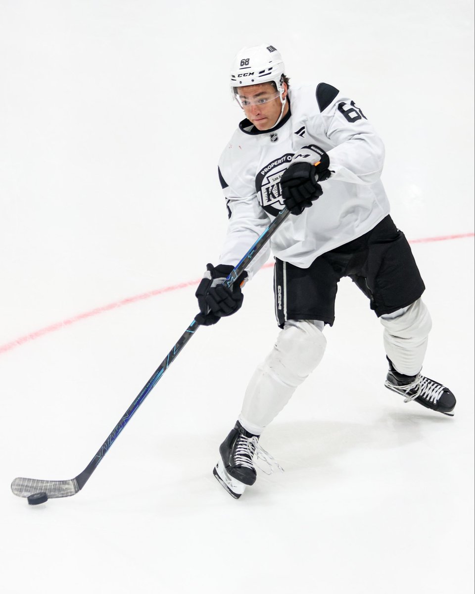 ontarioreign's tweet photo. Got some really special guests @ Dev Camp 😎 https://t.co/v4DRpUmwdU