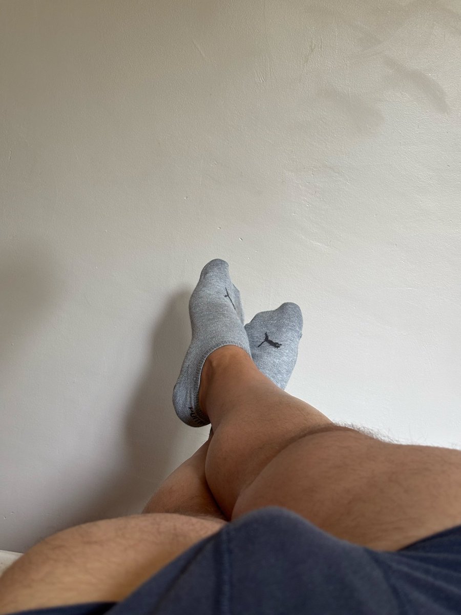 Cock6x's tweet photo. Pour ce #jeudilibre On voit souvent des hommes attirés par les jolies pieds féminins, moi le premier 🤭
Mais est-ce que l’inverse existe ? Des femmes sont attirés par les pieds d’hommes ?
Est-ce qu’on devrait pas créer le #jeudifetiche @PartageDefiHot ? (Tous fétiches confondus) https://t.co/hKJkABcloS