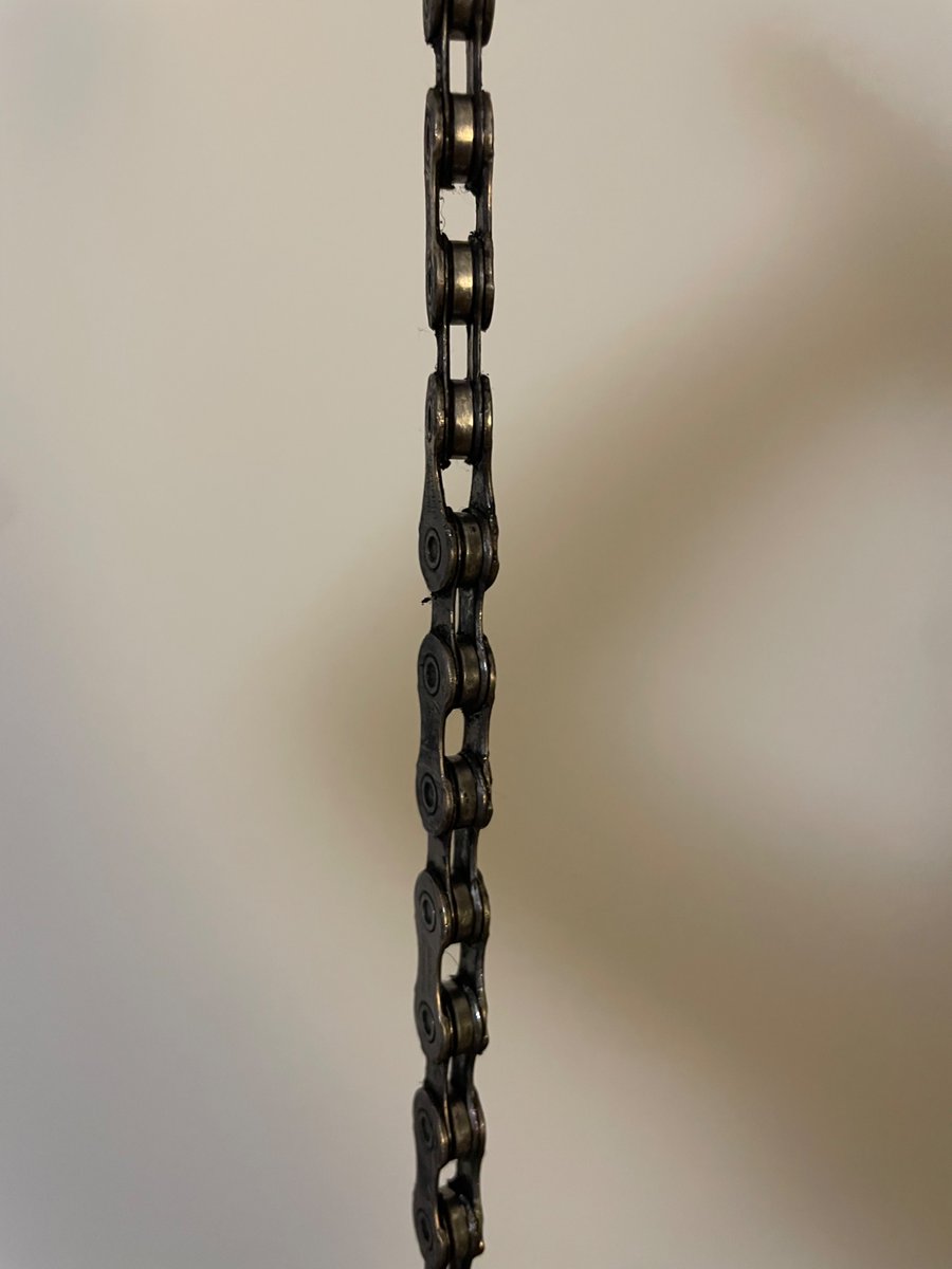 Kalzsom's tweet photo. Well, it’s not 100% optimal for a bike chain to look like this. https://t.co/skOr28anfb