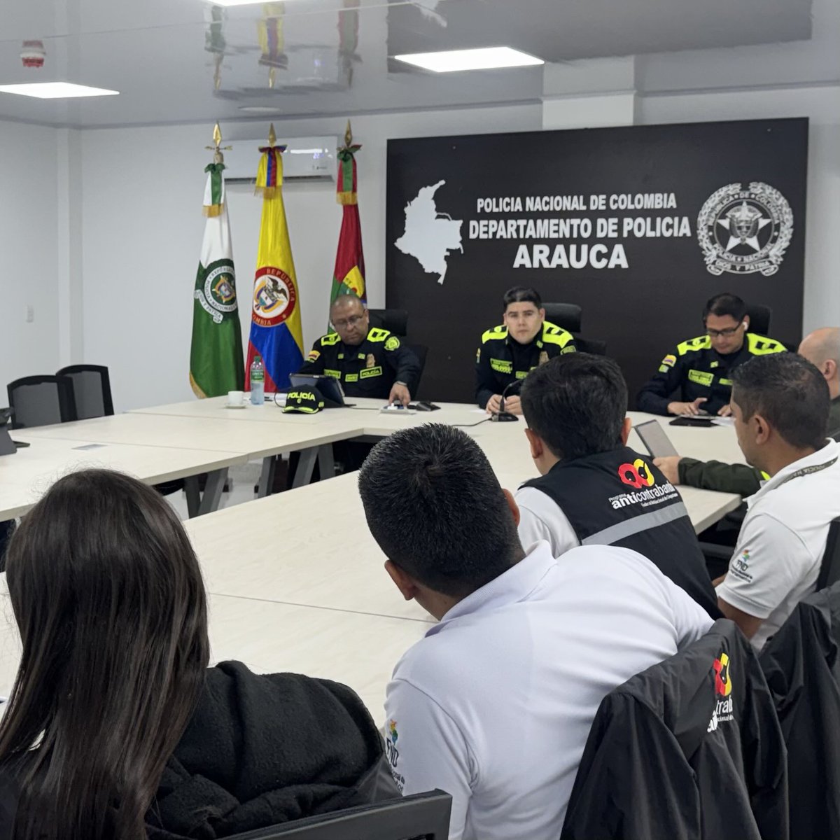 PoliciaArauca's tweet photo. 🚨 #AEstaHora | El señor Teniente Coronel Jorge Ernesto Acosta Riveros, Comandante (E) del Departamento de Policía Arauca, lidera una mesa de trabajo interinstitucional para fortalecer las acciones contra el contrabando y el comercio ilícito. 🤝👮♂️
#POLFA #Anticontrabando https://t.co/qr1mMb1qve