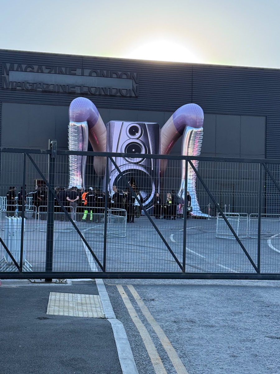 DrownedMadonna's tweet photo. We’re outside 👁️ #confessions2 https://t.co/guxFf48suO
