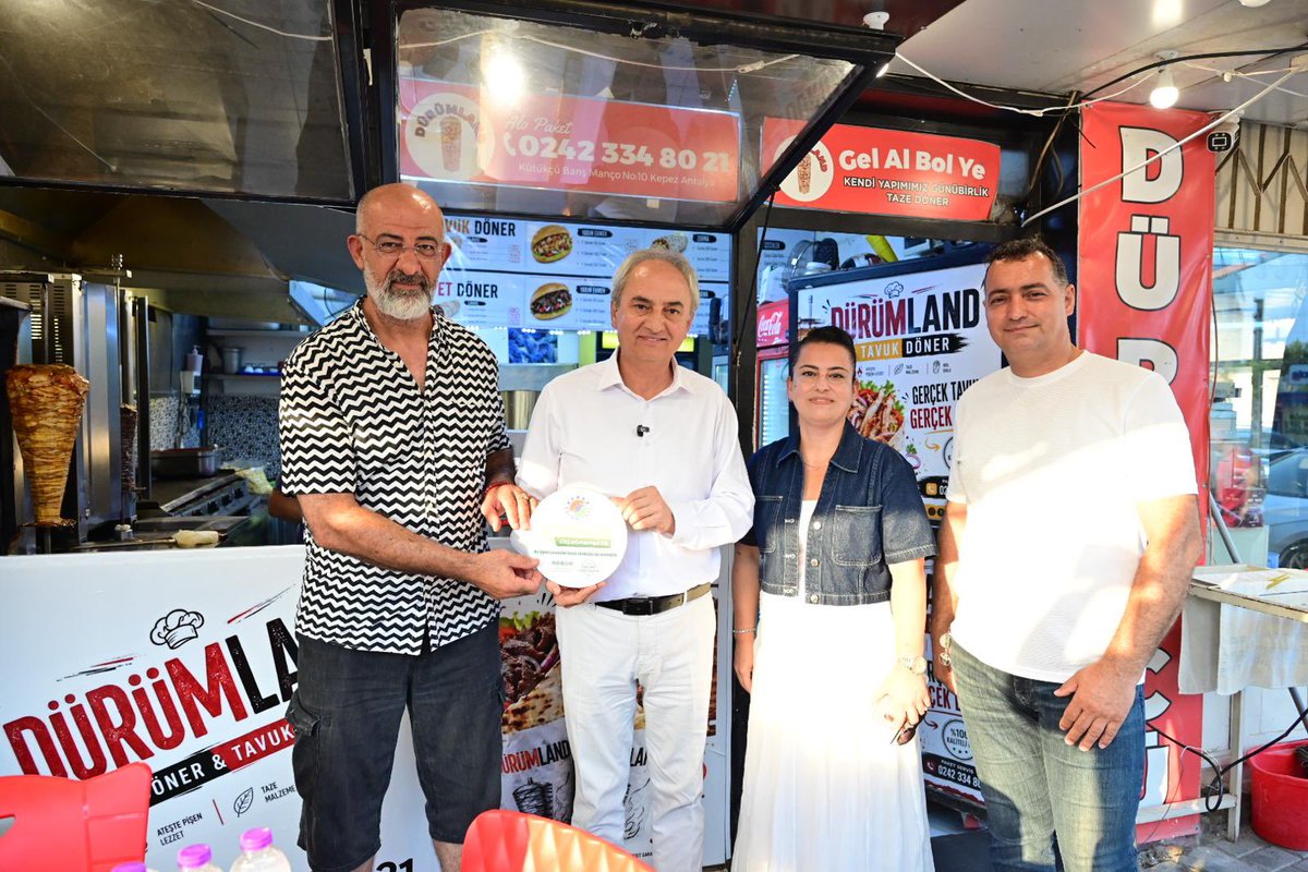 mesutkocagoztr's tweet photo. Barış ve Kütükçü Mahallelerimizde esnaflarımızı ziyaret ettik. 

Hem “Temizlik Kirletmemektir” projemizi anlattık, hem de işleri üzerine konuştuk. Ekonomimizin can damarı esnafımızın her zaman yanındayız. 

Temiz mahalleler, temiz marka caddeler yaratmak hepimizin elinde. Bunun için esnafımızın projemizi sahiplenmesi çok değerli.