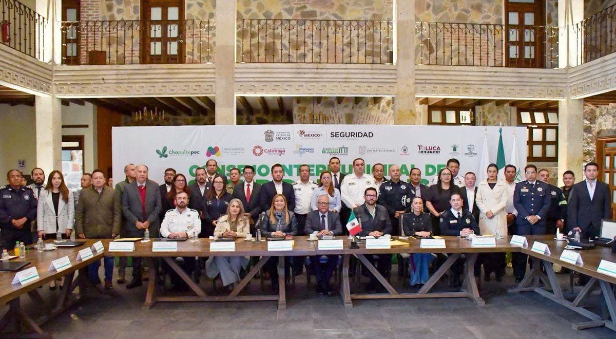 Anaamunizneyra's tweet photo. Dando cumplimiento a los artículos 42 al 51 de la Ley de Seguridad del Estado de México, encabecé la 6.ª sesión del Consejo Intermunicipal de Seguridad Pública de la Región XIV Toluca. En este ejercicio revisamos los resultados alcanzados en los ocho municipios que integramos la región gracias al trabajo coordinado entre los tres niveles de gobierno.

Agradezco al Mtro. Pedro Guevara, titular del @SecretariadoGEM por acompañarnos en esta Sesión y a mi compañero presidente municipal @AdolfoSolisG_, por recibirnos este día en Almoloya de Juárez.

Unidos seguimos trabajando por la seguridad de las familias atenquenses y de toda la región.

¡#UnidosSí, #UnidosSiempre!