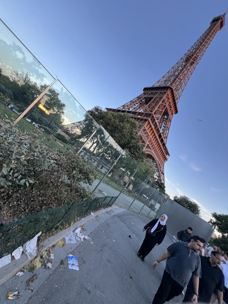 DeparisJulien's tweet photo. Tour Eiffel, soir d’été. Pas l’ombre d’un agent de police, nationale ou municipale. Pas l’ombre d’un agent de propreté non plus.
Le tiers-monde. Effarant. #saccageparis https://t.co/YL0hwQ4Xxa
