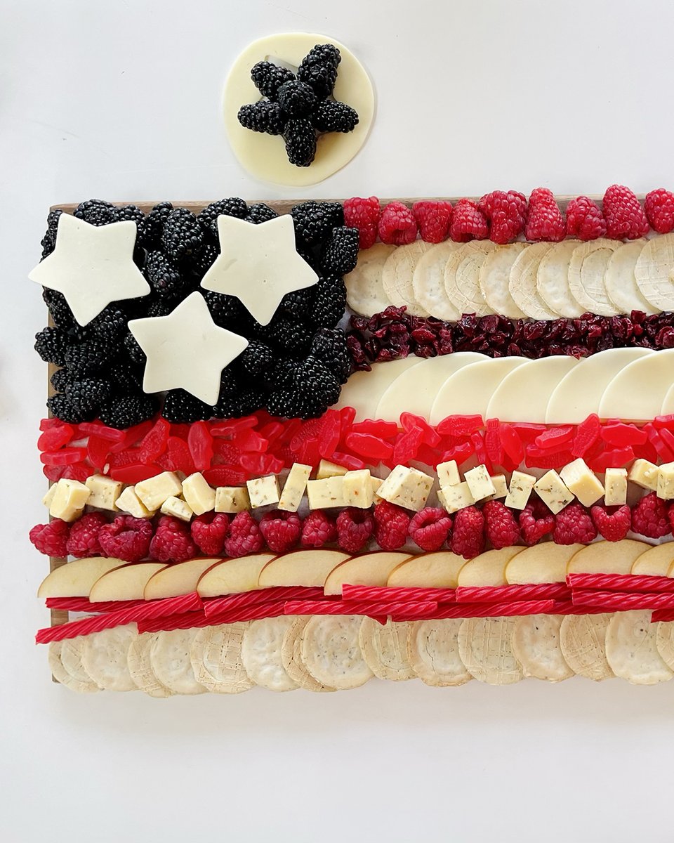 oregonberries's tweet photo. The 4th of July is perfectly sweet because it is fresh berry season in Oregon! What better way to share your American pride &amp; support USA Grown than with a fun Star-Spangled Berry Board!🇺🇸

https://t.co/PMJAqCHT5X

#oregonberries #blackberries #raspberries #grazingplatter https://t.co/H3hQHfZJTW